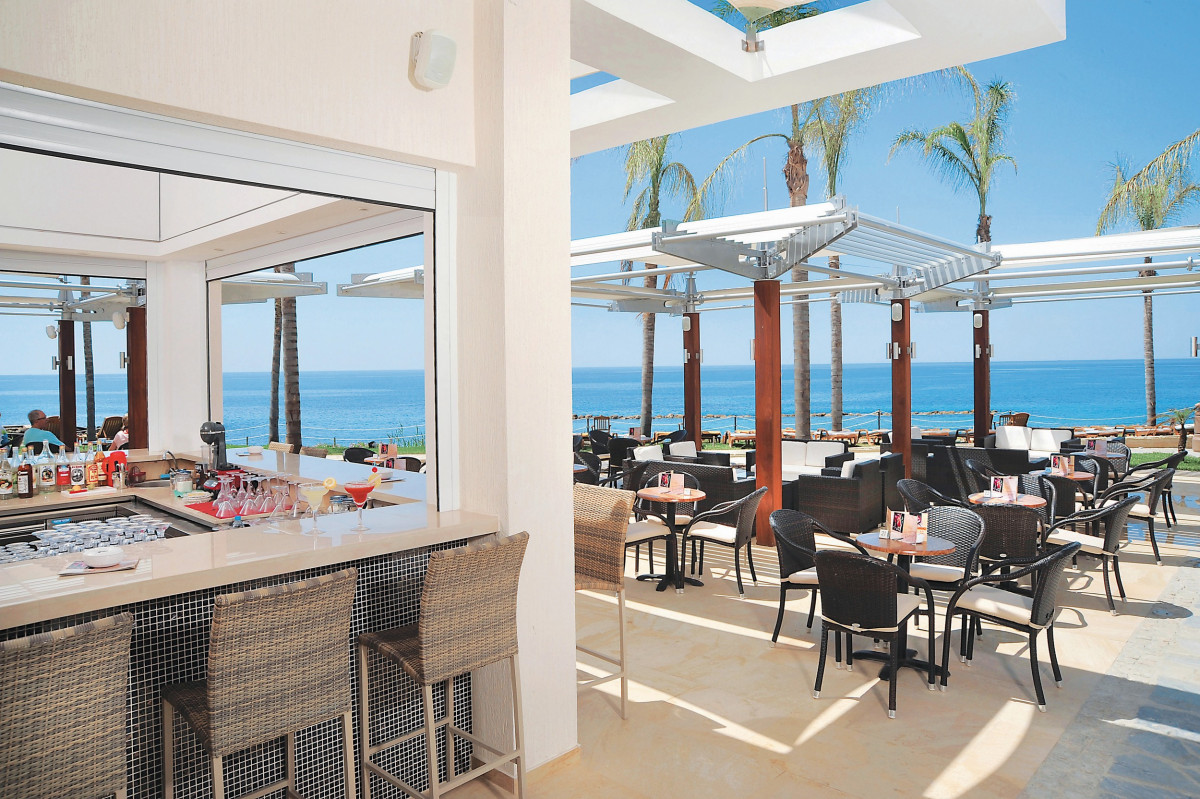 Infinity Pool Pool Bar